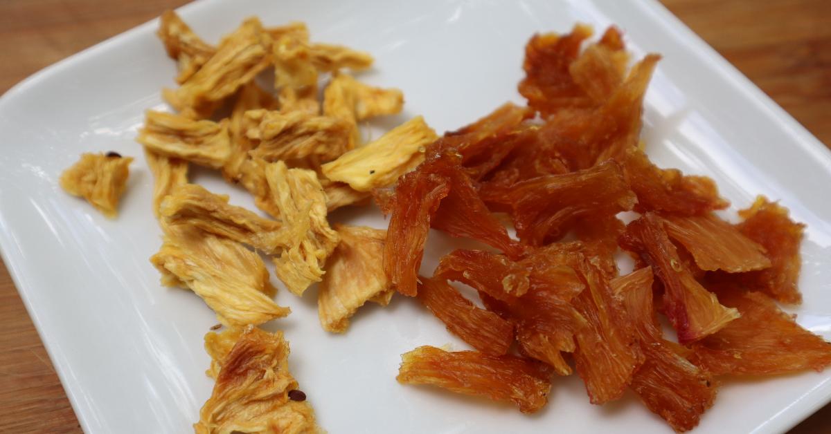 Comparison image of fresh and frozen pineapple after dehydrating.
