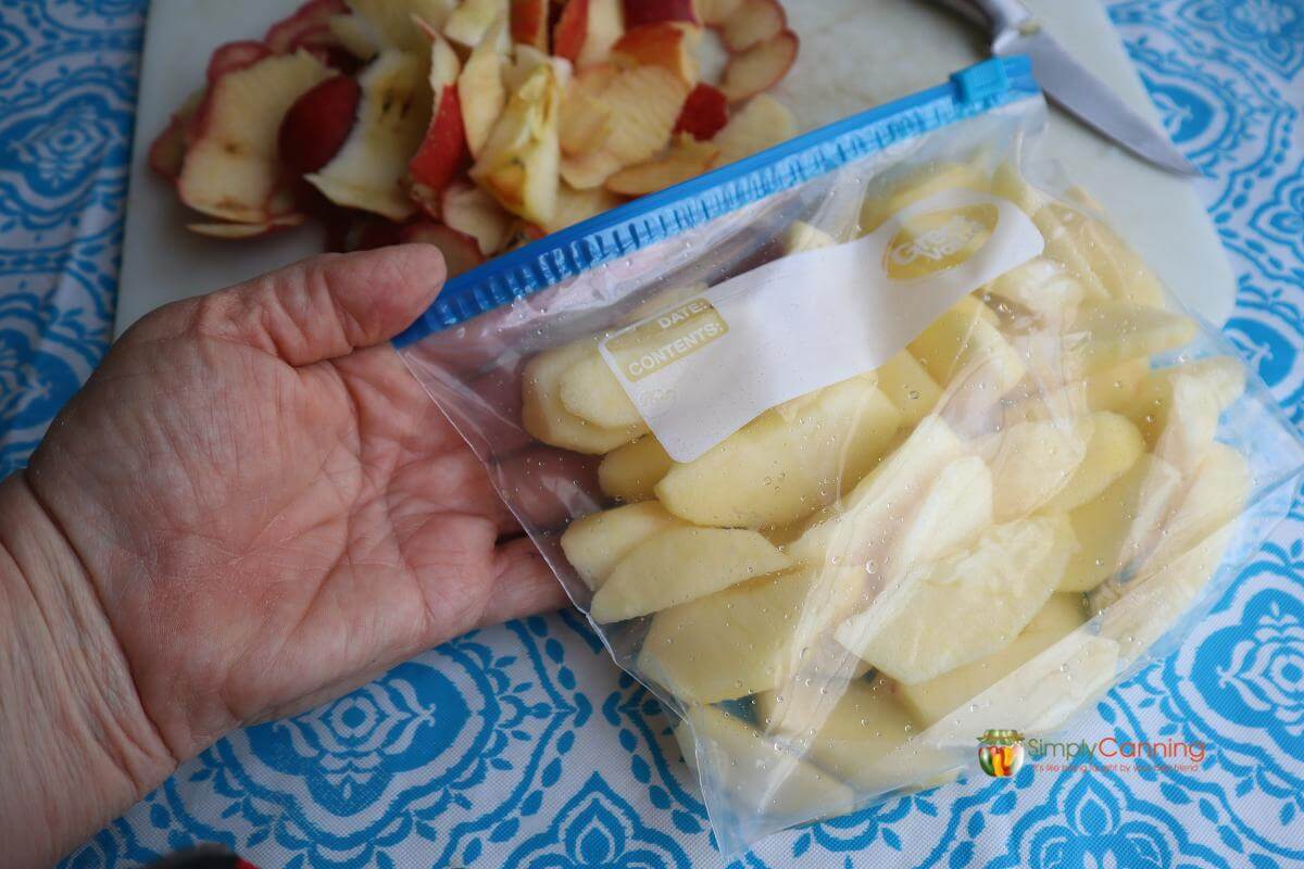 Sliced apples in a freezer bag.